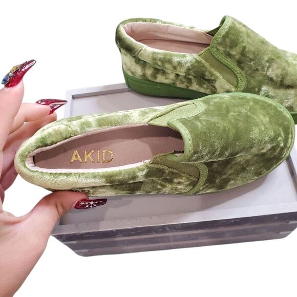 Akid Green Velvet Kids Slip-On Shoes Size: 2 - Picture 5 of 7